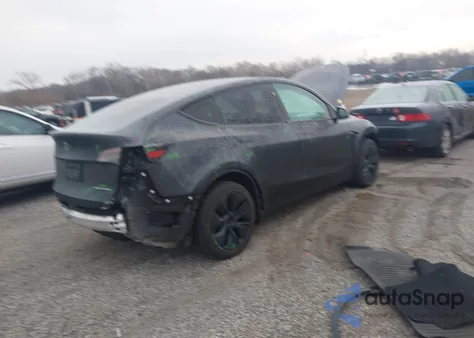 2025 Tesla Model Y Long Range Dual Motor All-Wheel Drive z USA, uszkodzony, nr VIN 7SAYGDEE9SA336728